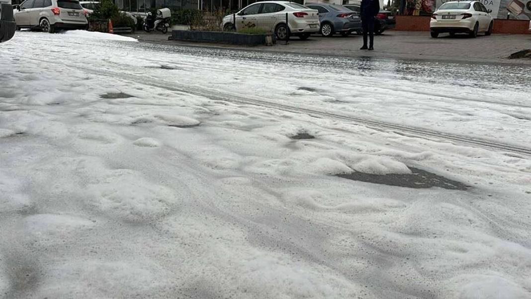 Önce tuhaf bir koku yayıldı, sonra köpükler ortaya çıktı! Mahalleliyi endişelendiren anlar 19